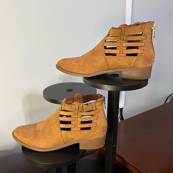 American Eagle tan suede ankle booties, size 8. - Picture 1 of 11